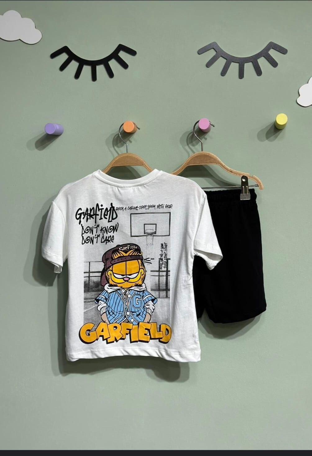 Erkek Çocuk Sırtta ve Gçğüste Garfield Baskılı T-Shirt ve Şort Alt Üst Takım